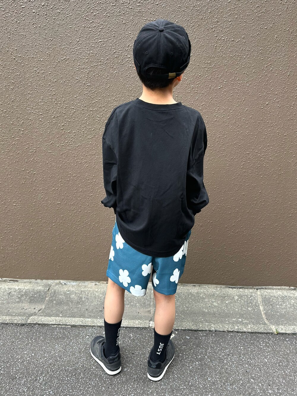 ブラック系のTシャツ/カットソー、ブルー系のその他パンツ、ブラック系のスニーカーを着用したキッズの夏コーディネートの3枚目の写真