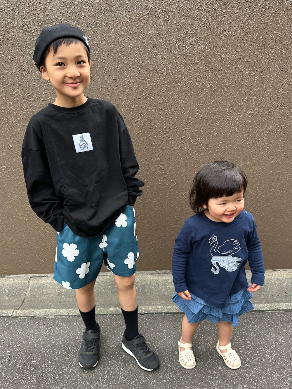 ブラック系のTシャツ/カットソー、ブルー系のその他パンツ、ブラック系のスニーカーを着用したキッズの夏コーディネートの4枚目の写真