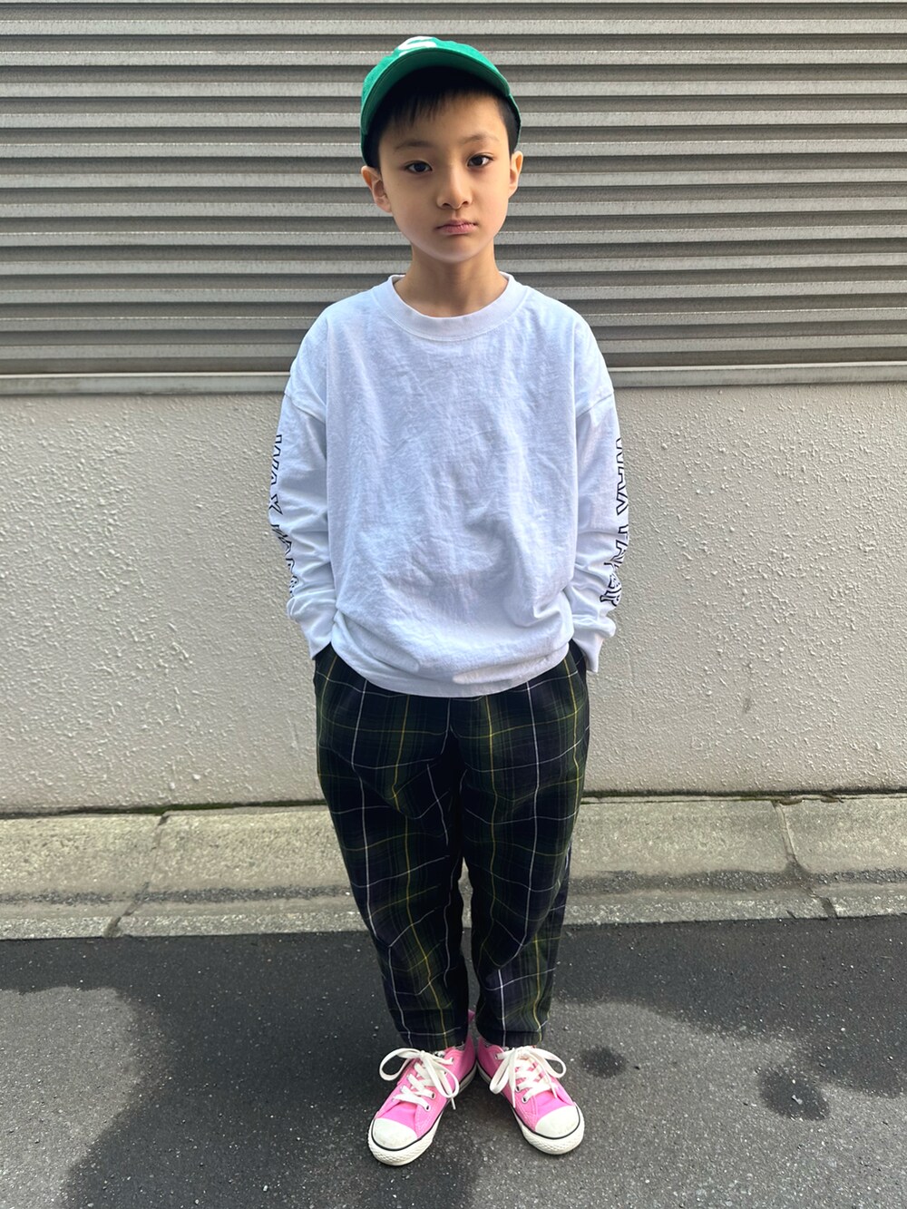 ホワイト系のTシャツ/カットソー、ブルー系のパンツ、ピンク系のスニーカーを着用したキッズの春コーディネートの4枚目の写真