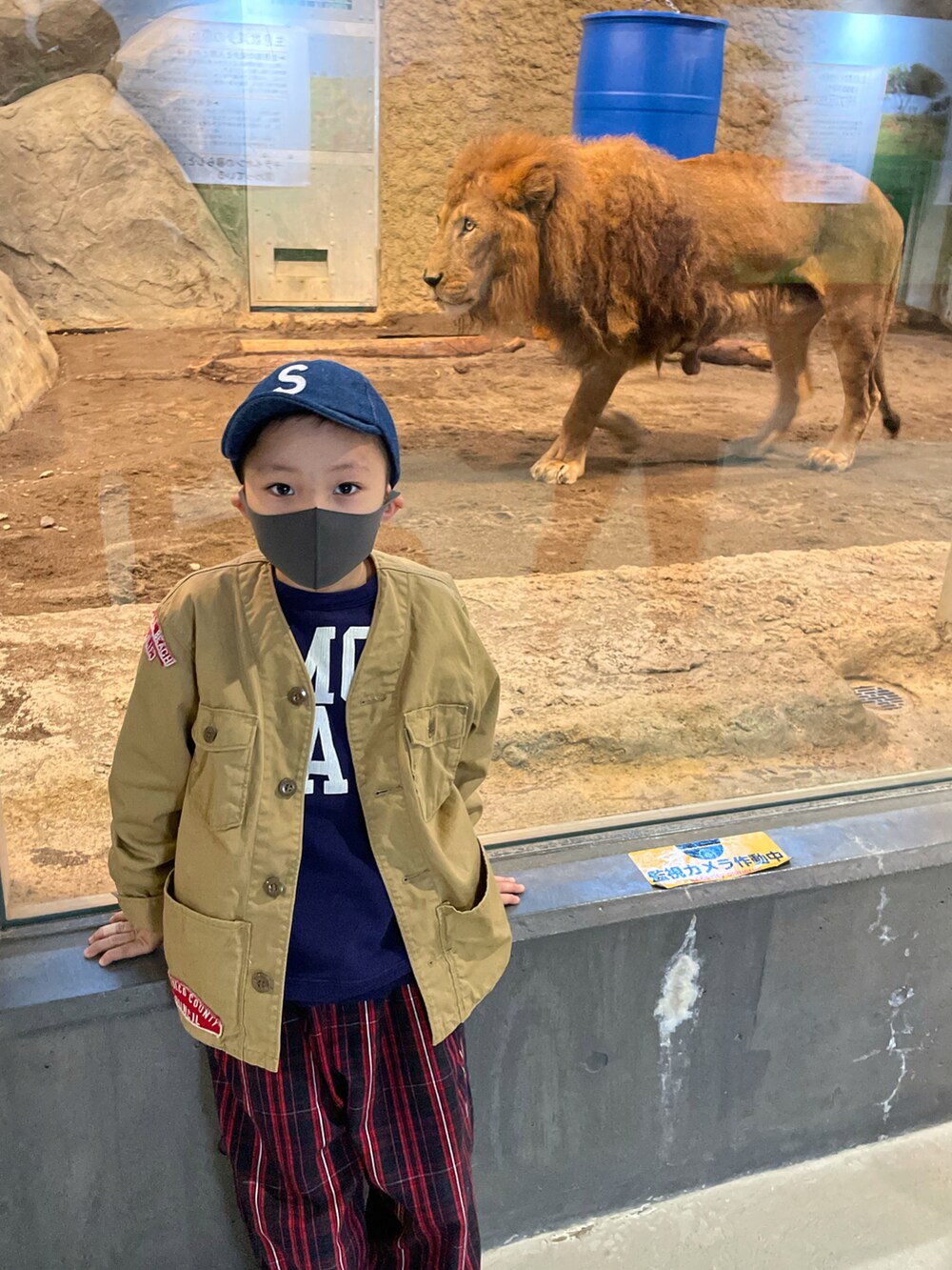 ベージュ系のその他アウター、ブルー系のスウェット、レッド系のその他パンツを着用したキッズの春コーディネートの5枚目の写真