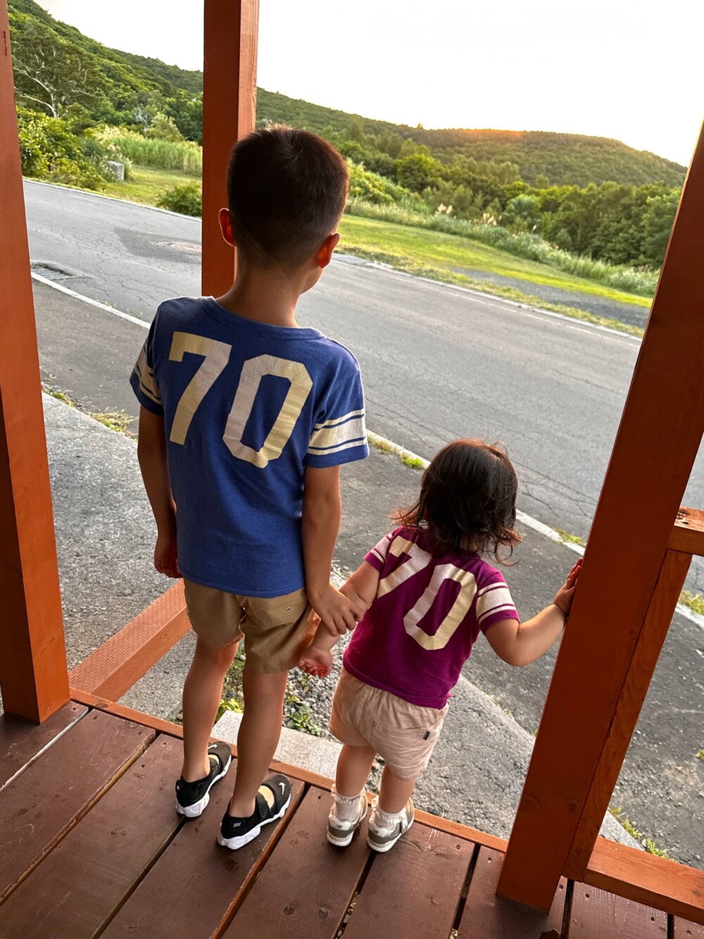 ブルー系のTシャツ/カットソー、ベージュ系のその他パンツ、ブラック系のスニーカーを着用したキッズの秋コーディネートの4枚目の写真