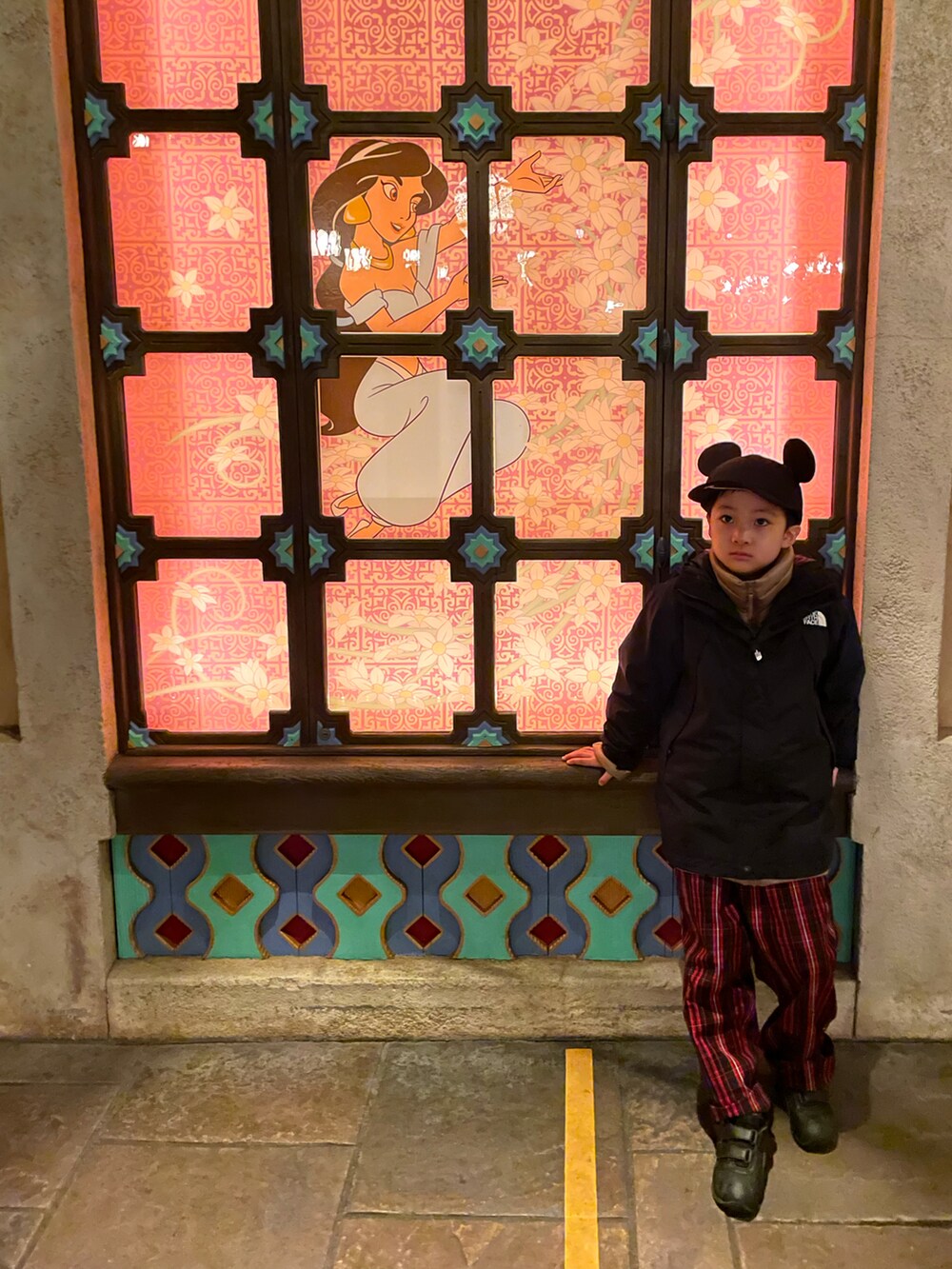 ホワイト系のスウェット、レッド系のその他パンツ、ブラック系のスニーカーを着用したキッズの春コーディネートの5枚目の写真