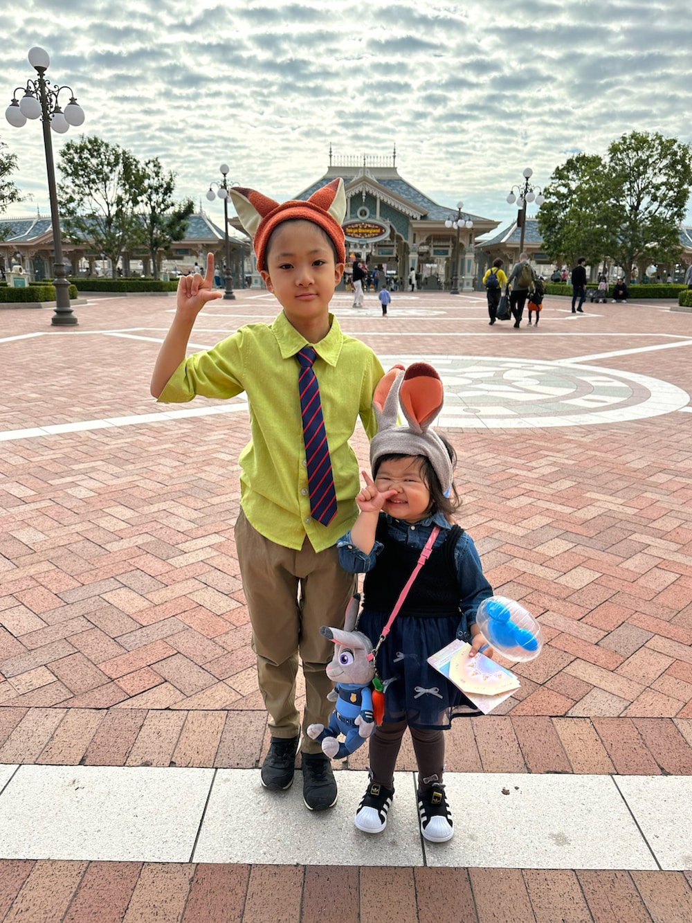 グリーン系のシャツ/ブラウス、レッド系のネクタイ、ベージュ系のチノパンツを着用したキッズの秋コーディネートの4枚目の写真