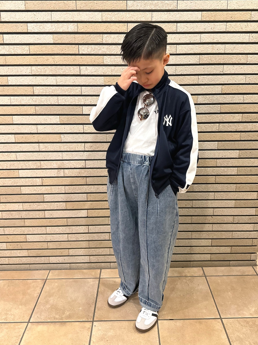 ブルー系のジャージ、ホワイト系のTシャツ/カットソー、ブルー系のデニムパンツを着用したキッズの春コーディネートの3枚目の写真