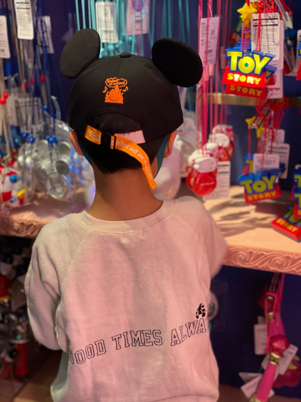 ホワイト系のスウェット、レッド系のその他パンツ、ブラック系のスニーカーを着用したキッズの春コーディネートの2枚目の写真