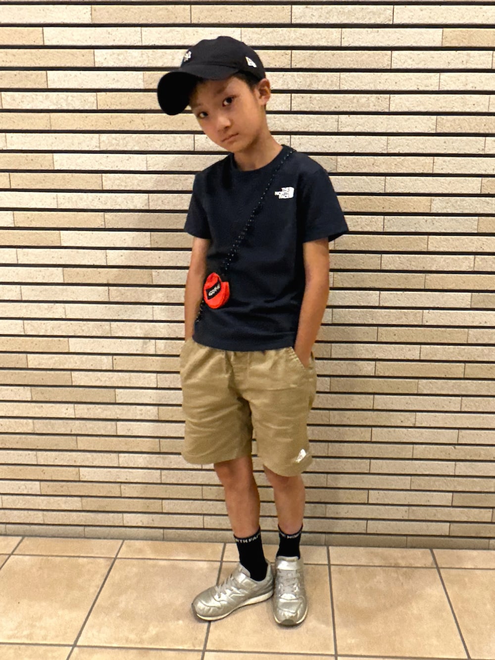 ブルー系のTシャツ/カットソー、ベージュ系のその他パンツ、シルバー系のスニーカーを着用したキッズの夏コーディネートの2枚目の写真