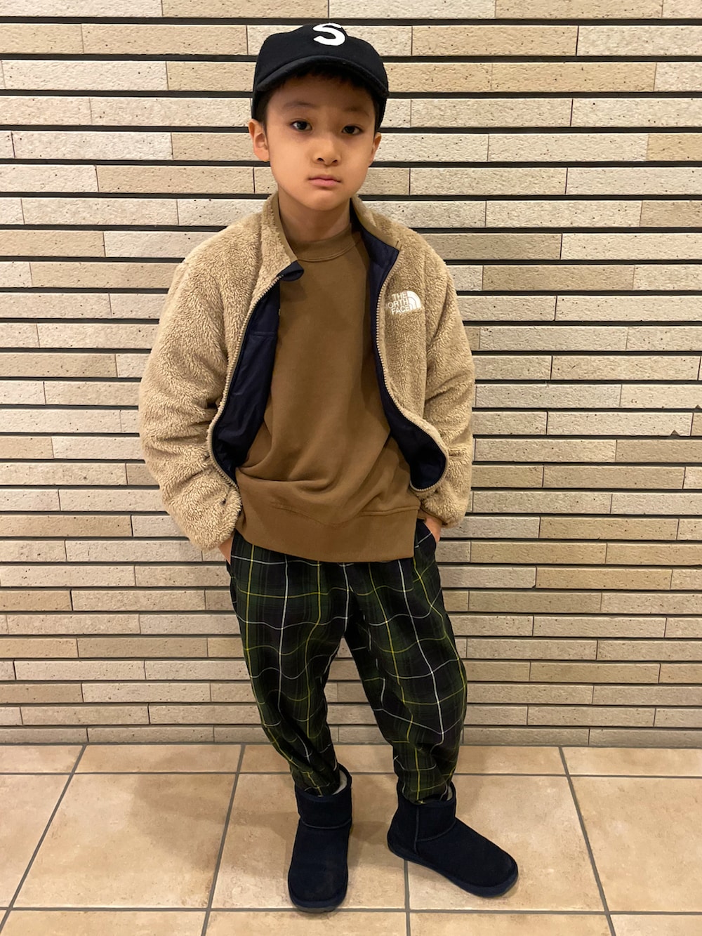 ブラウン系のスウェット、ブルー系のその他アウター、ブルー系のパンツを着用したキッズの冬コーディネートの2枚目の写真
