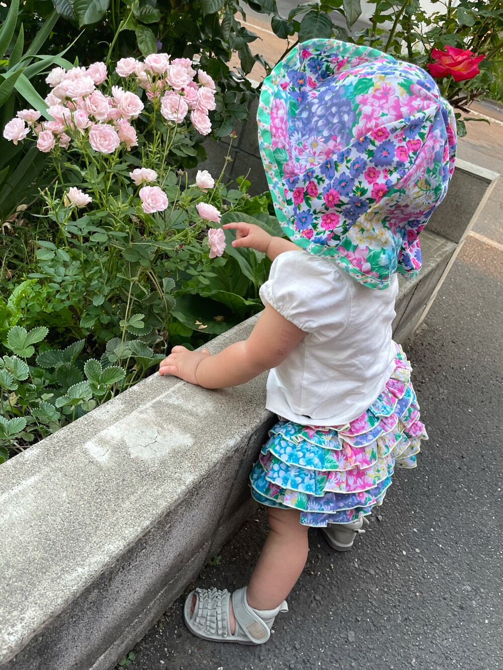 ホワイト系のTシャツ/カットソー、その他のその他パンツ、グリーン系のサンダルを着用したキッズの夏コーディネートの3枚目の写真