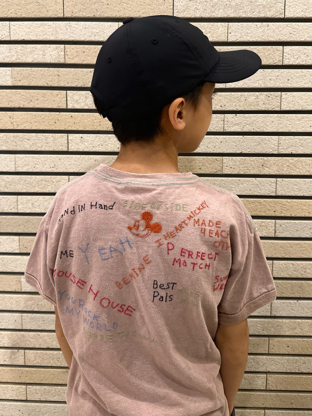 ブラウン系のTシャツ/カットソー、ブラック系のデニムパンツ、シルバー系のスニーカーを着用したキッズの夏コーディネートの3枚目の写真