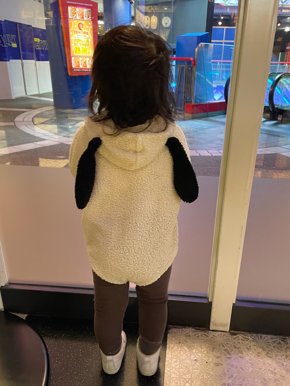 ホワイト系のその他トップス、ホワイト系のスニーカー、ベージュ系のダウンジャケット/コートを着用したキッズの冬コーディネートの3枚目の写真