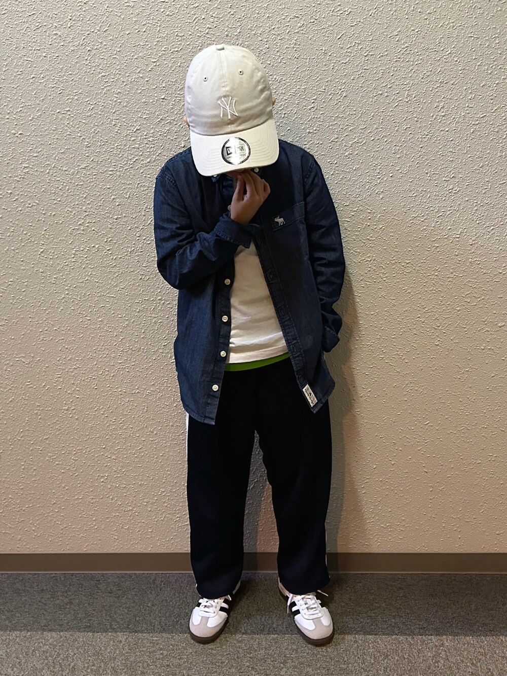 ホワイト系のTシャツ/カットソー、ブルー系のシャツ/ブラウス、ブルー系のスウェットパンツを着用したキッズの春コーディネートの4枚目の写真