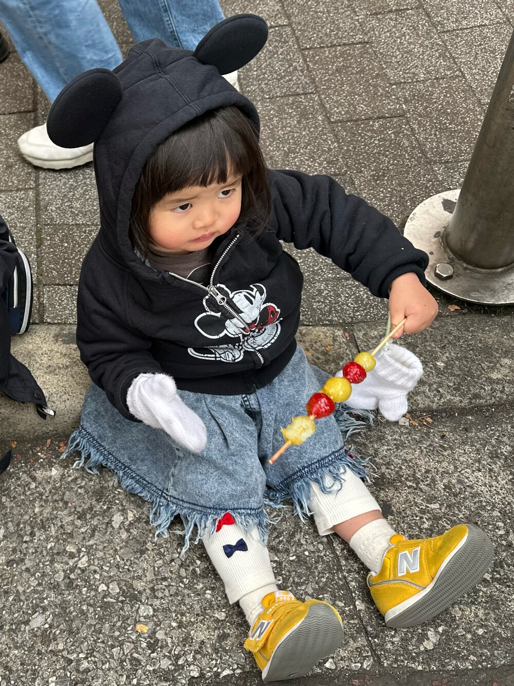 ブルー系のスウェット、ホワイト系のTシャツ/カットソー、その他のデニムパンツを着用したキッズの春コーディネートの3枚目の写真