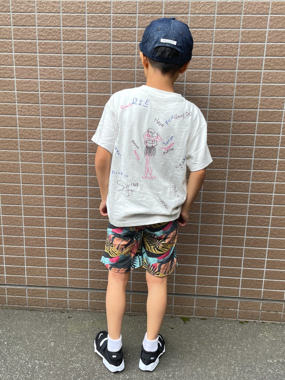 ホワイト系のTシャツ/カットソー、ブルー系のその他パンツ、ブラック系のスニーカーを着用したキッズの夏コーディネートの2枚目の写真