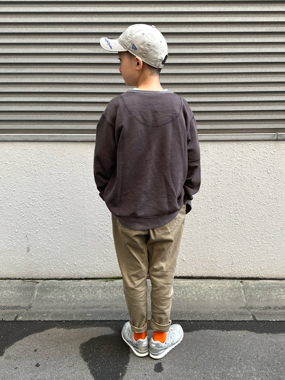 ホワイト系のTシャツ/カットソー、ブラック系のカーディガン/ボレロ、ベージュ系のチノパンツを着用したキッズの春コーディネートの2枚目の写真