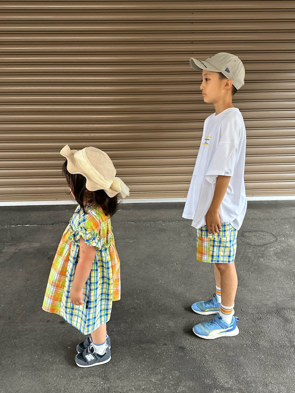 ホワイト系のTシャツ/カットソー、その他のその他パンツ、ブルー系のスニーカーを着用したキッズの夏コーディネートの4枚目の写真