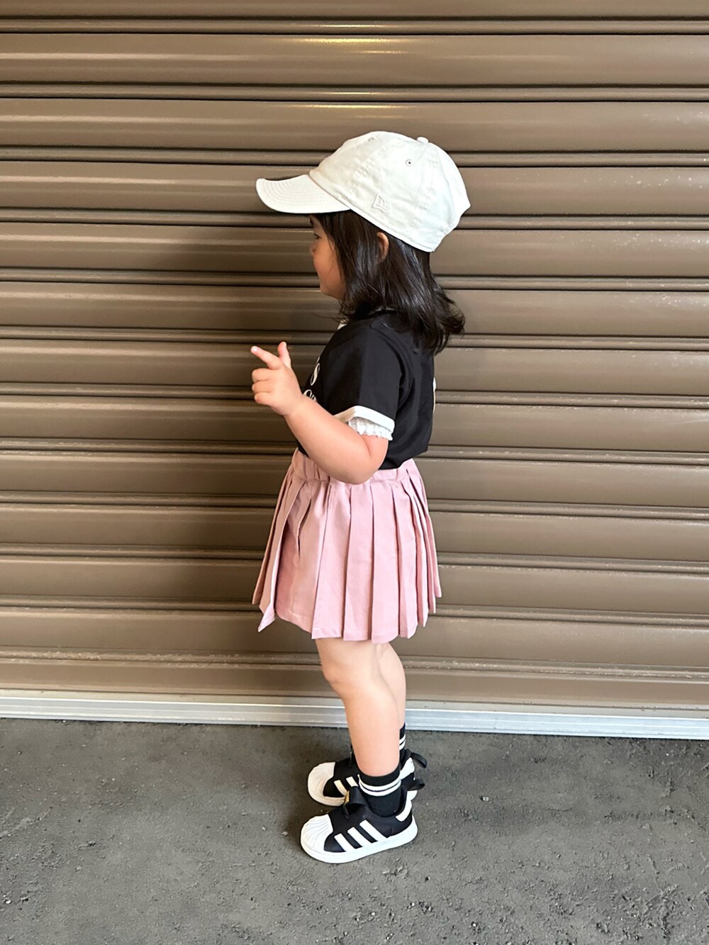 ブラック系のTシャツ/カットソー、ピンク系のその他パンツ、ブラック系のスニーカーを着用したキッズの夏コーディネートの4枚目の写真