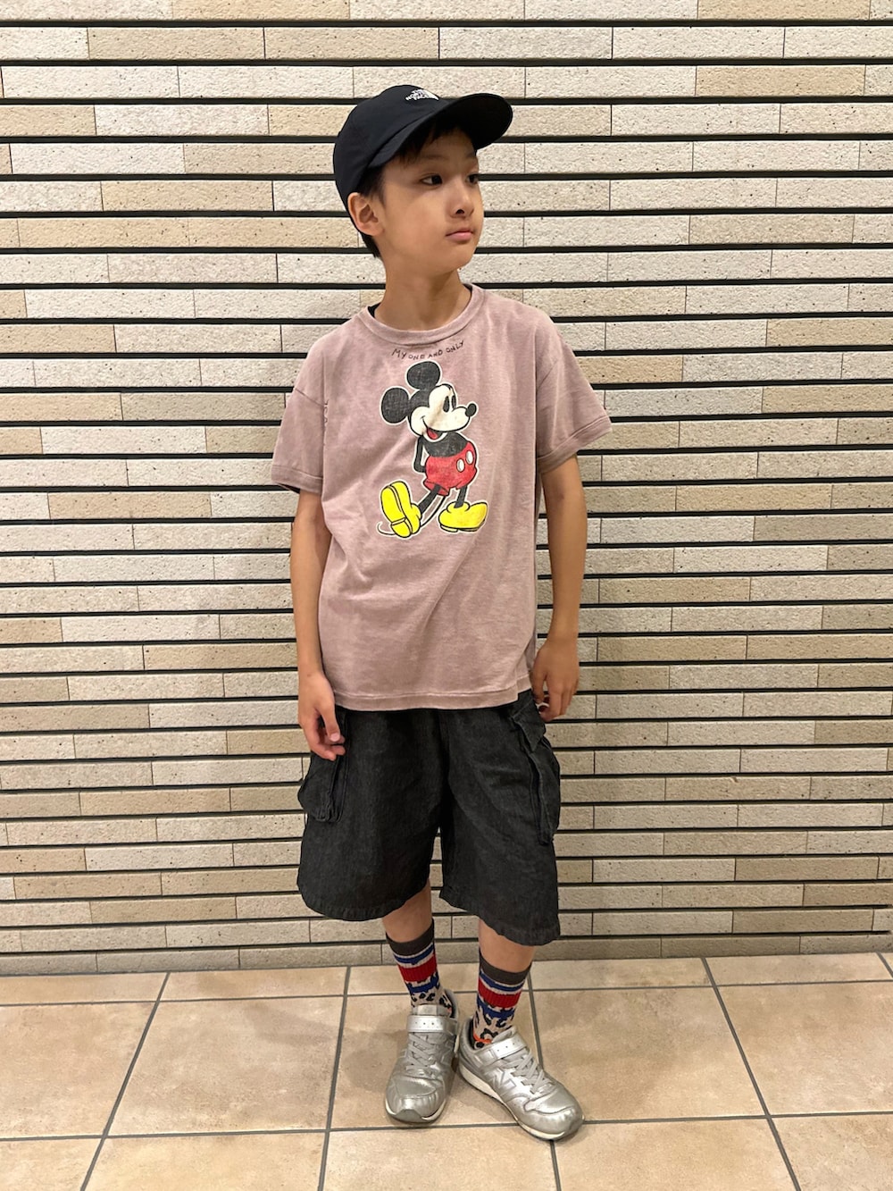 ブラウン系のTシャツ/カットソー、ブラック系のデニムパンツ、シルバー系のスニーカーを着用したキッズの夏コーディネートの2枚目の写真