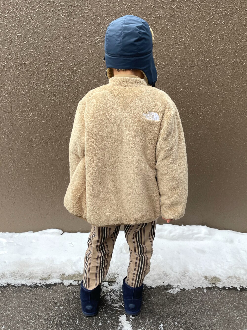 ブルー系のその他アウター、ブルー系のスウェット、ベージュ系のパンツを着用したキッズの冬コーディネートの3枚目の写真