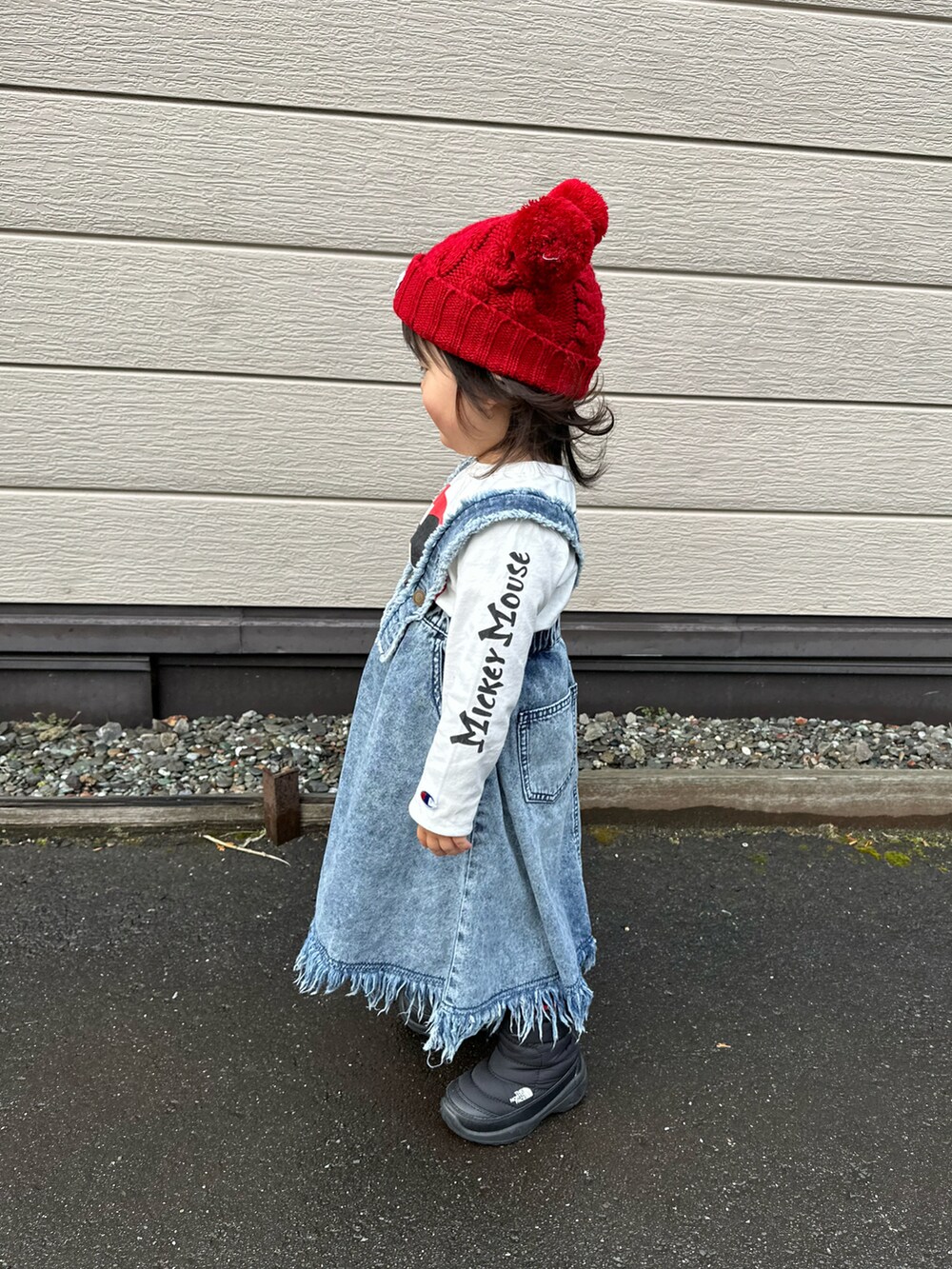 ホワイト系のTシャツ/カットソー、ブルー系のスカート、ブラック系のブーツを着用したキッズの冬コーディネートの4枚目の写真
