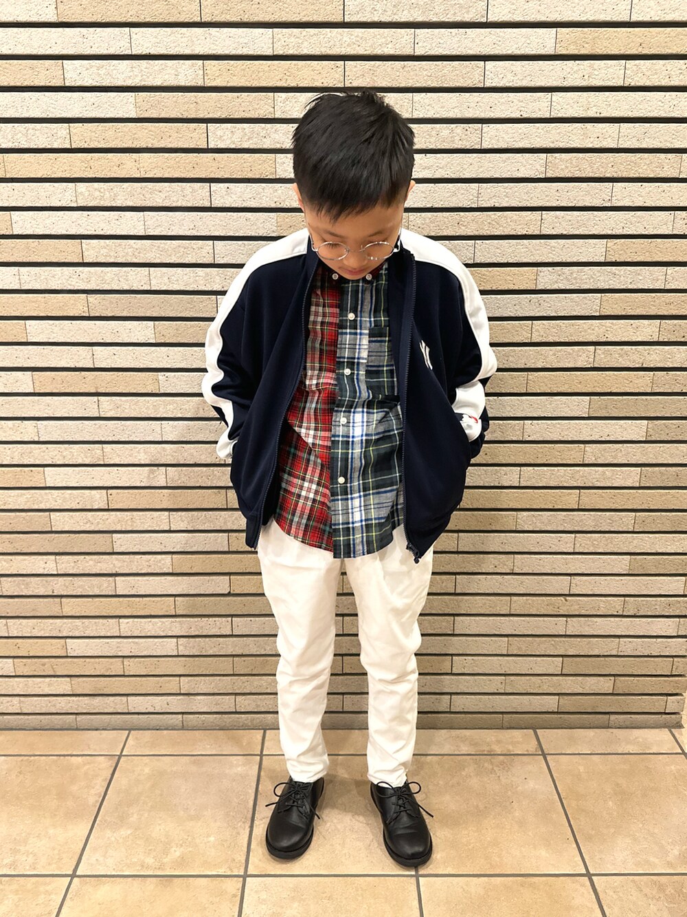 ブルー系のジャージ、その他のシャツ/ブラウス、ホワイト系のその他パンツを着用したキッズの春コーディネートの3枚目の写真