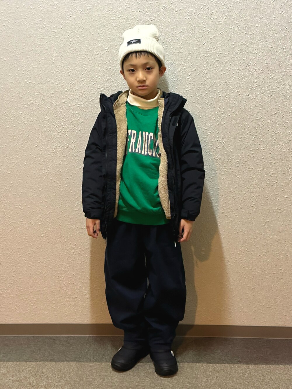 グリーン系のスウェット、ホワイト系のTシャツ/カットソー、ブルー系のその他パンツを着用したキッズの冬コーディネートの4枚目の写真