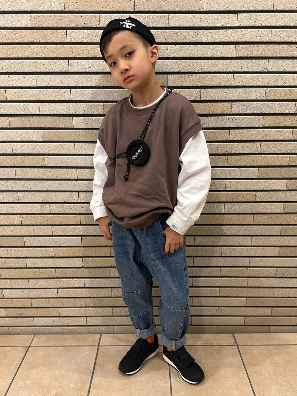 ブラウン系のTシャツ/カットソー、ホワイト系のTシャツ/カットソー、ブルー系のデニムパンツを着用したキッズの春コーディネートの3枚目の写真