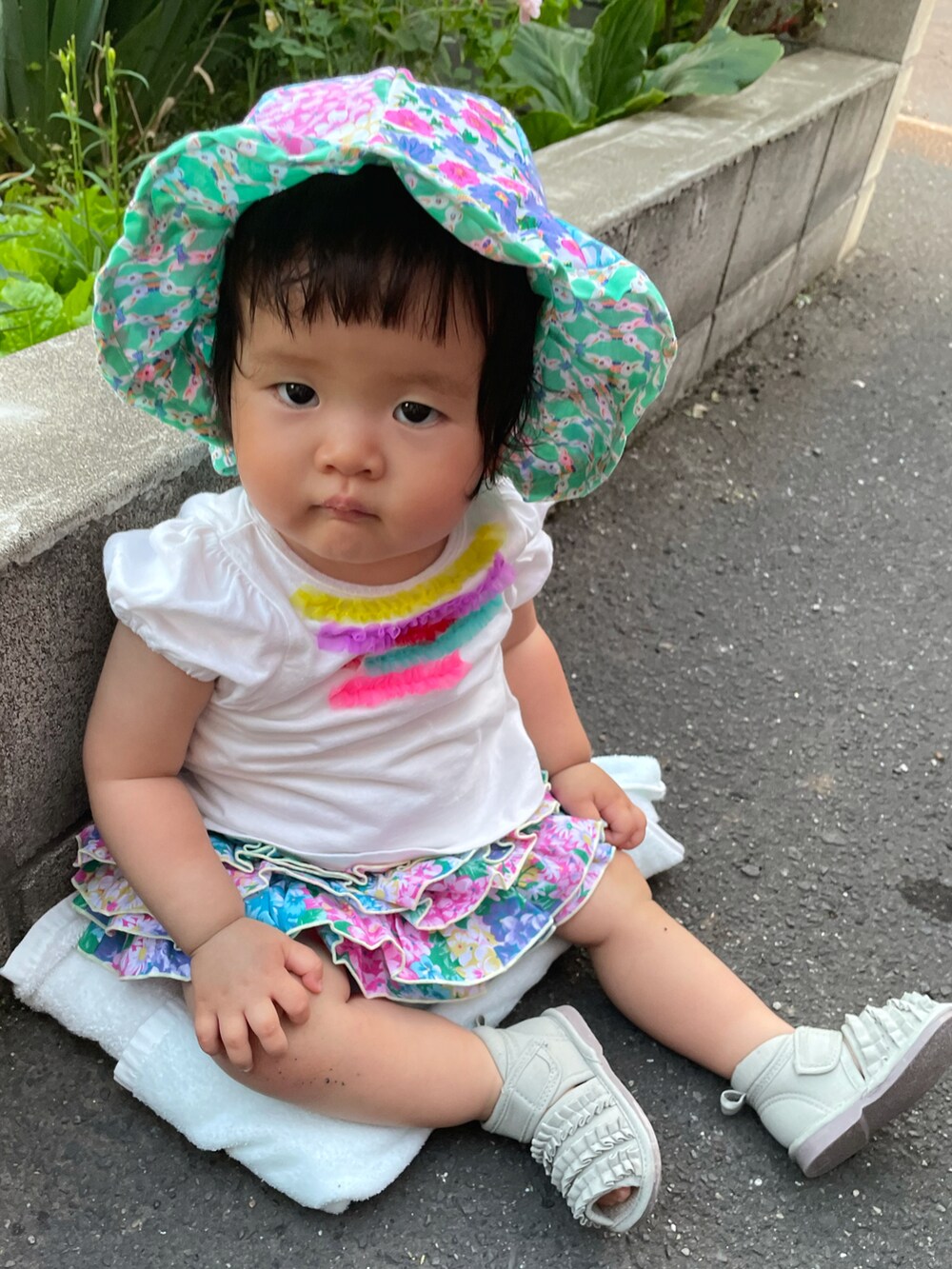 ホワイト系のTシャツ/カットソー、その他のその他パンツ、グリーン系のサンダルを着用したキッズの夏コーディネートの2枚目の写真