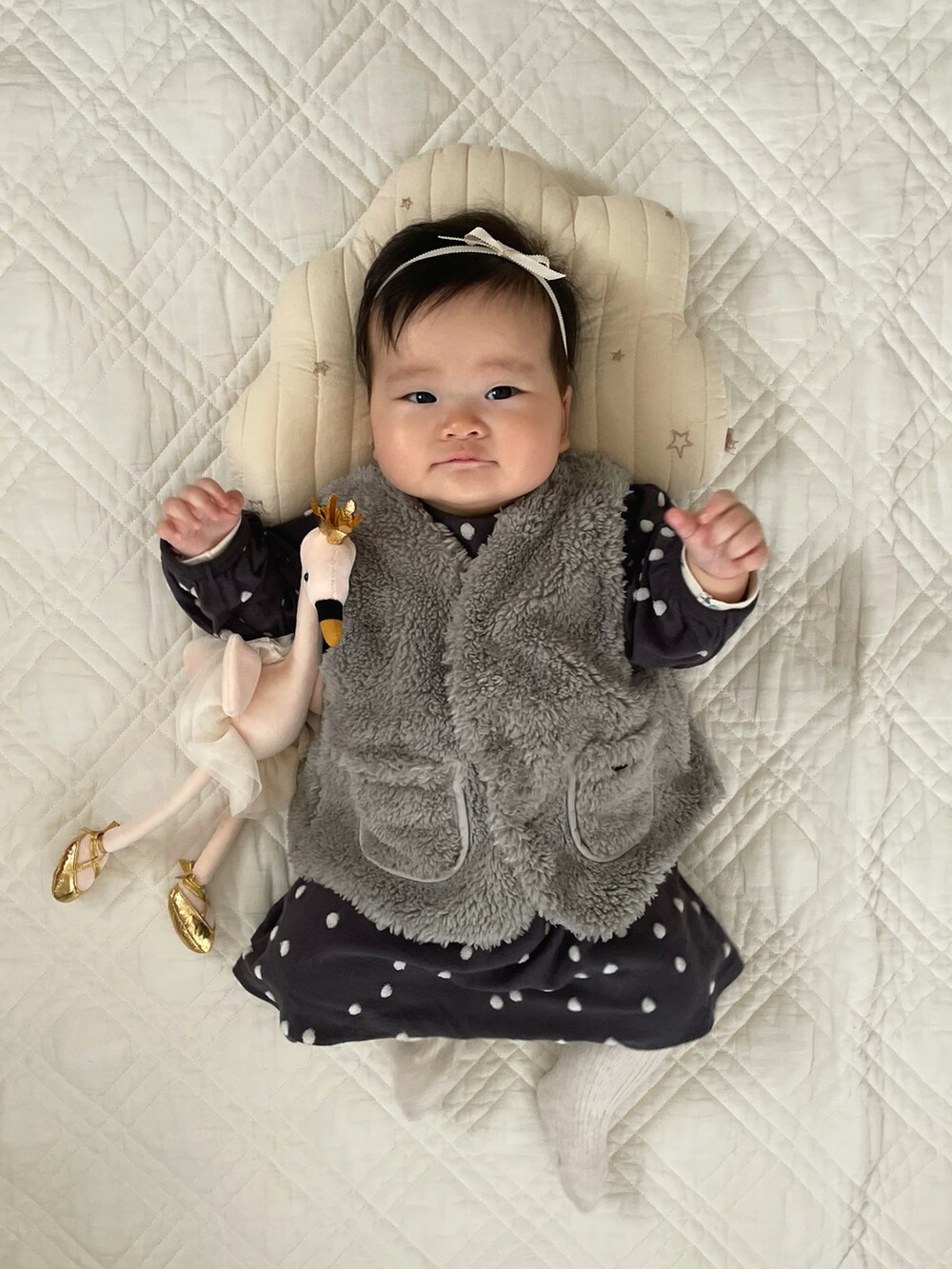 グレー系のワンピース、グリーン系のその他アウター、ベージュ系のタイツ/ストッキングを着用したキッズの冬コーディネートの2枚目の写真