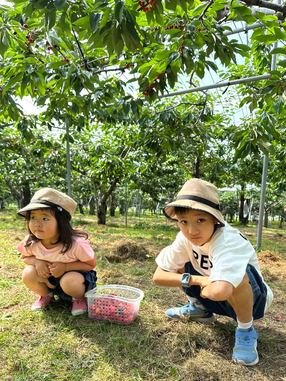 ホワイト系のTシャツ/カットソー、ブルー系のデニムパンツ、ブルー系のスニーカーを着用したキッズの秋コーディネートの3枚目の写真