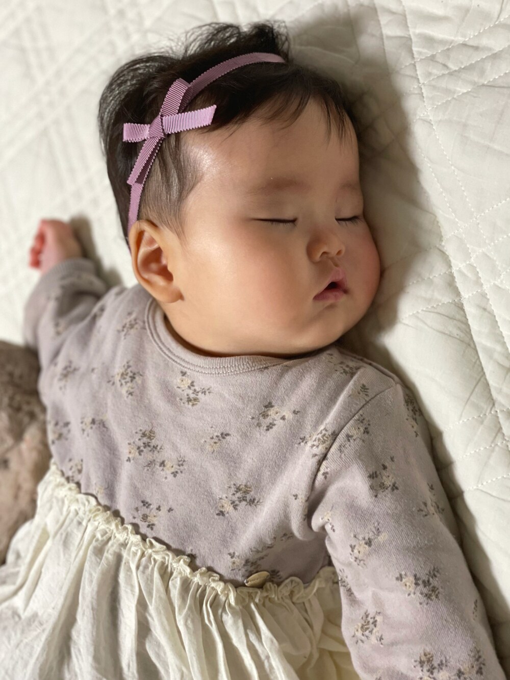 パープル系のトップス、ブルー系のデニムパンツ、ホワイト系のソックス/靴下を着用したキッズの冬コーディネートの2枚目の写真