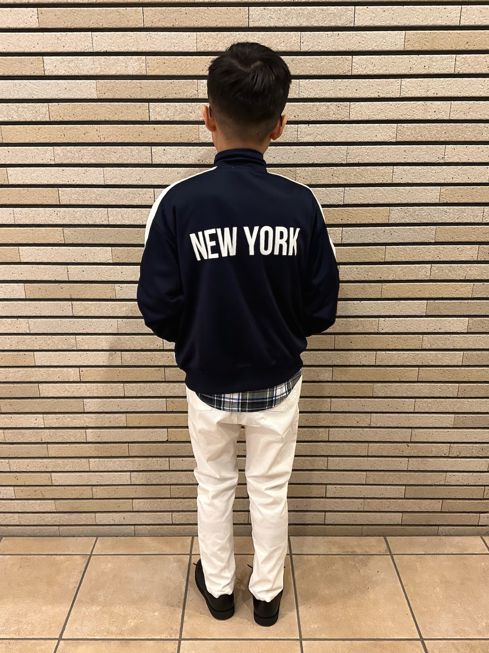 ブルー系のジャージ、その他のシャツ/ブラウス、ホワイト系のその他パンツを着用したキッズの春コーディネートの5枚目の写真