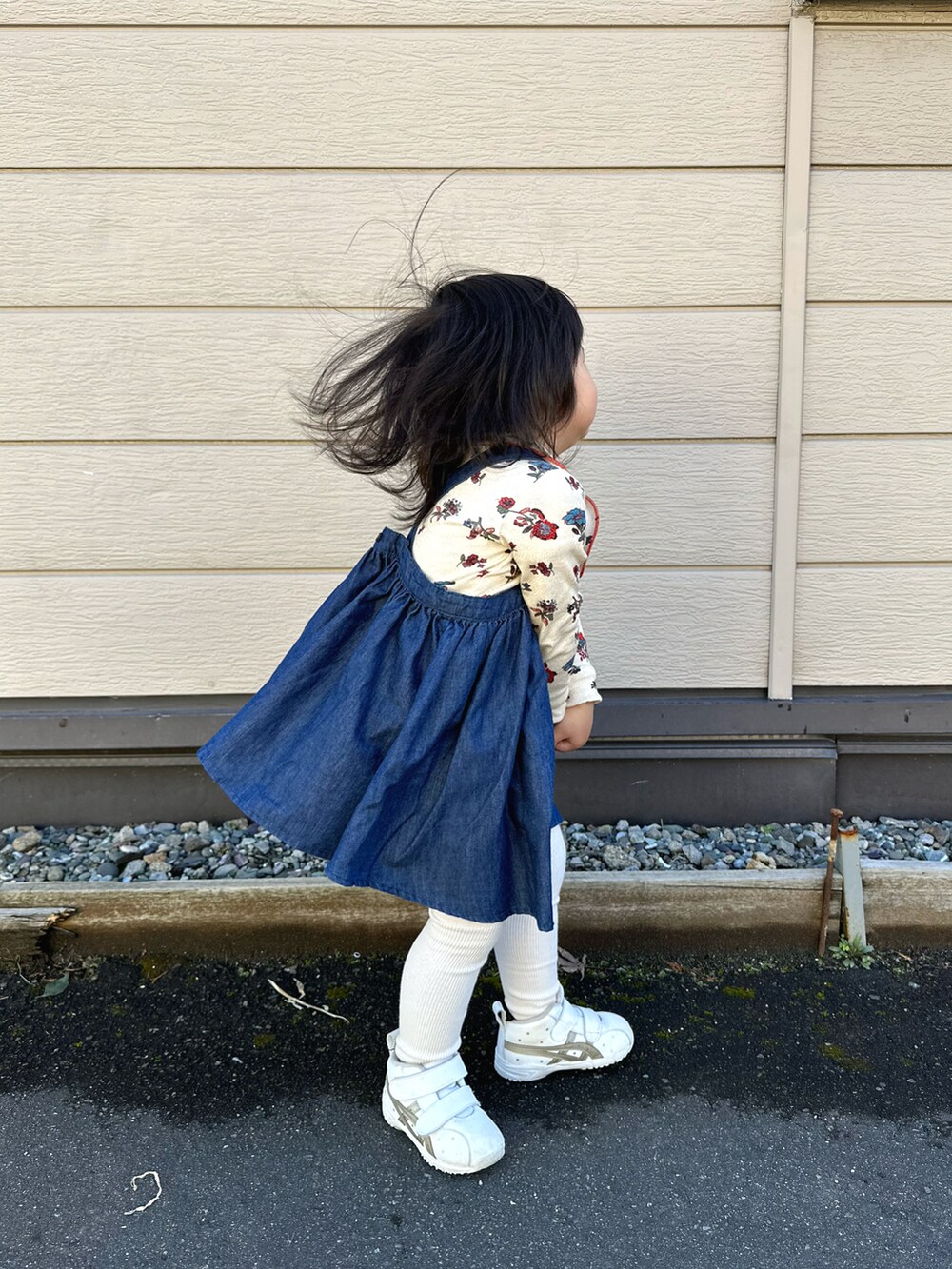 ホワイト系のTシャツ/カットソー、ブルー系のワンピース、ホワイト系のスニーカーを着用したキッズの冬コーディネートの4枚目の写真