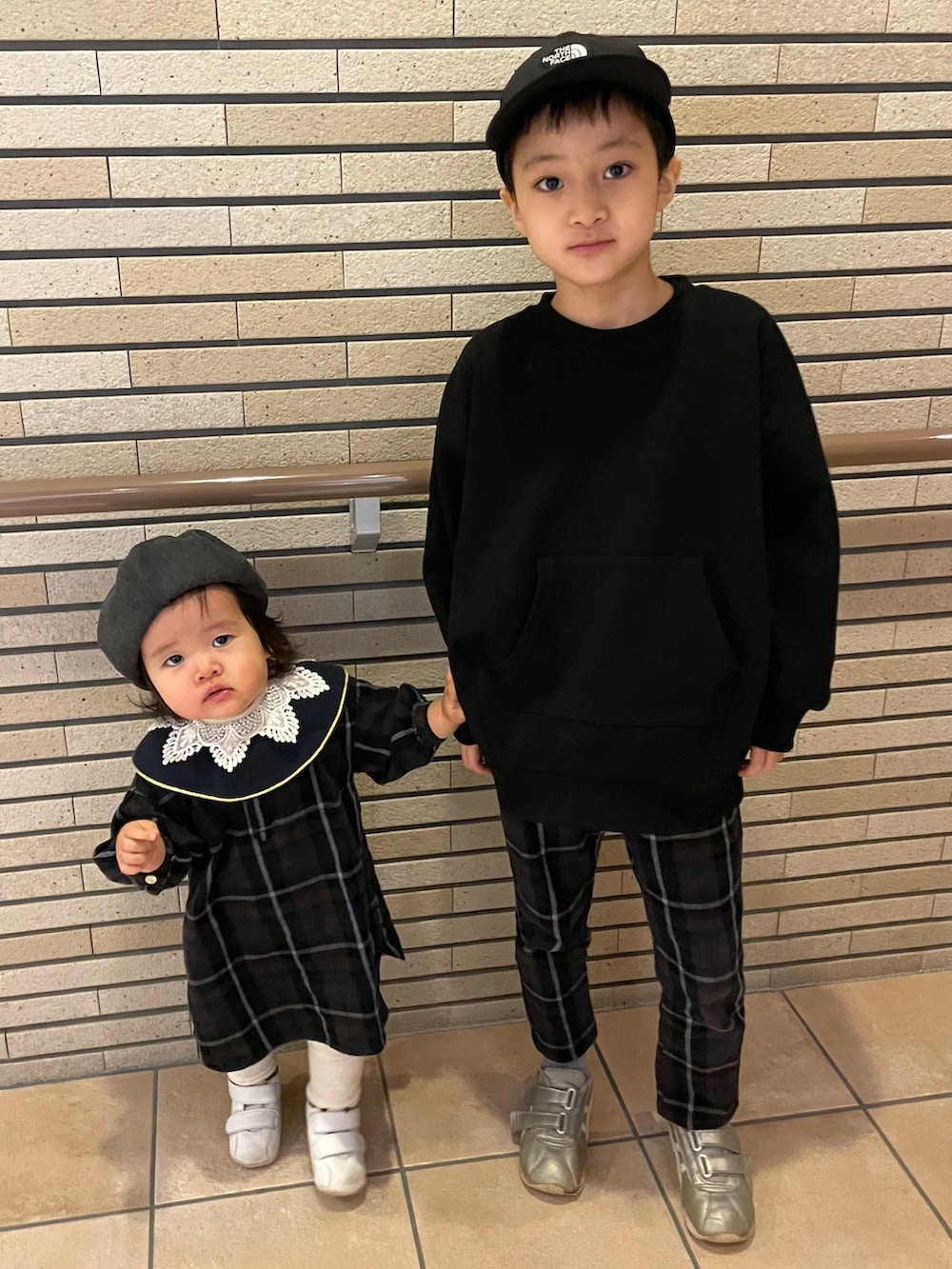 ブラック系のスウェット、ブルー系のその他パンツ、シルバー系のスニーカーを着用したキッズの秋コーディネートの2枚目の写真