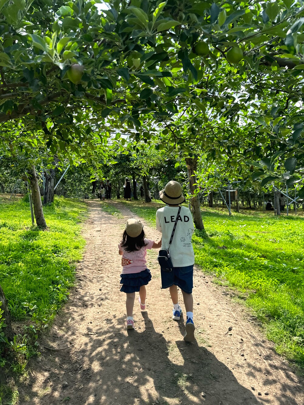 ホワイト系のTシャツ/カットソー、ブルー系のデニムパンツ、ブルー系のスニーカーを着用したキッズの秋コーディネートの2枚目の写真