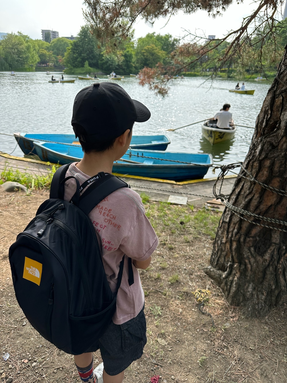 ブラウン系のTシャツ/カットソー、ブラック系のデニムパンツ、シルバー系のスニーカーを着用したキッズの夏コーディネートの4枚目の写真
