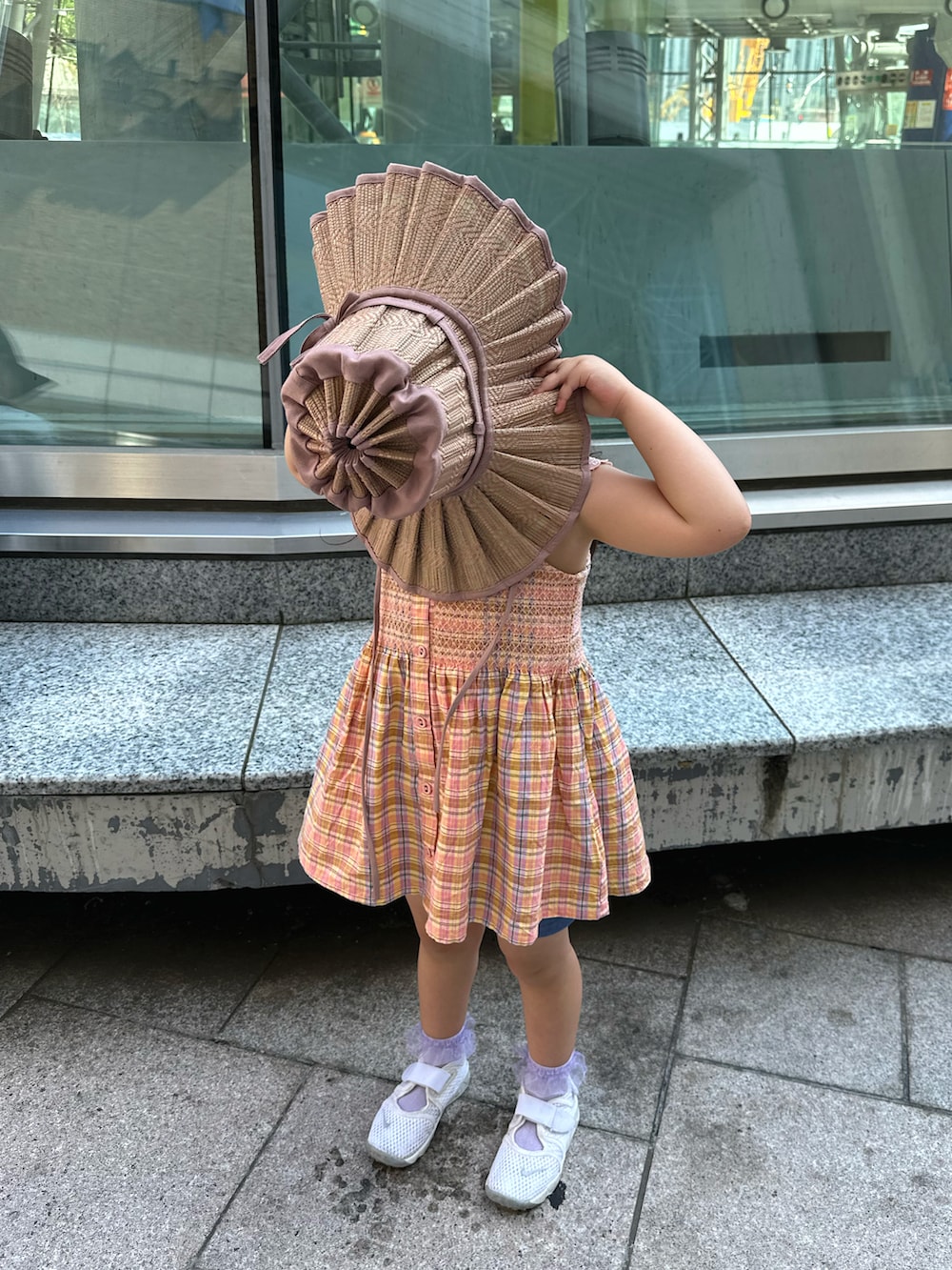 ホワイト系のその他パンツ、ホワイト系のスニーカー、ピンク系のチュニックを着用したキッズの夏コーディネートの2枚目の写真