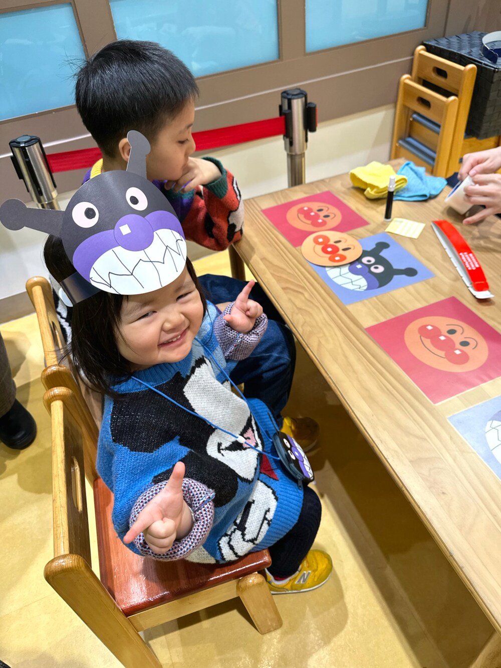 その他のニット/セーター、ブルー系のデニムパンツ、イエロー系のスニーカーを着用したキッズの冬コーディネートの3枚目の写真