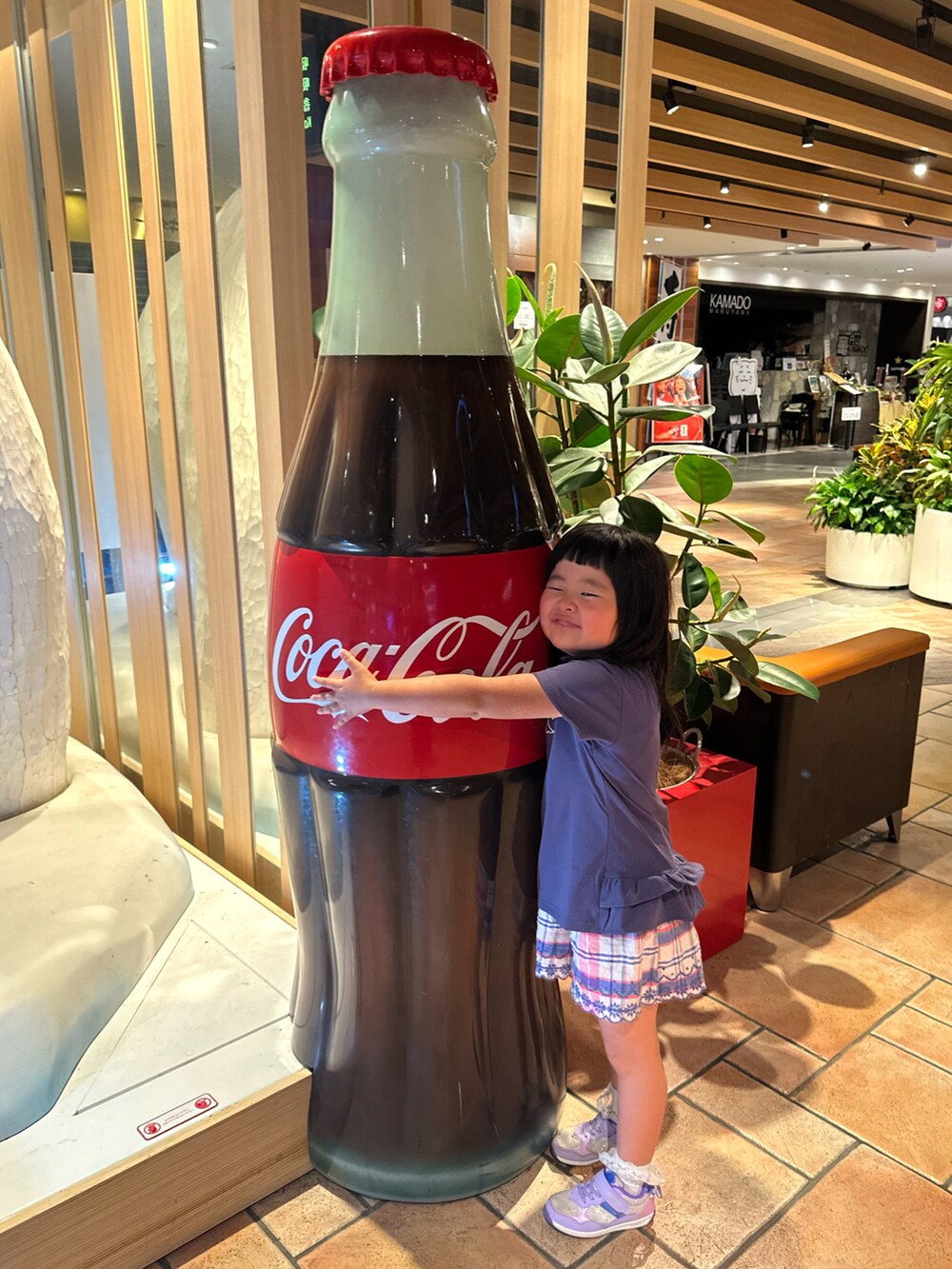 パープル系のスニーカー、ブルー系のTシャツ/カットソー、パープル系のその他パンツを着用したキッズの夏コーディネートの3枚目の写真