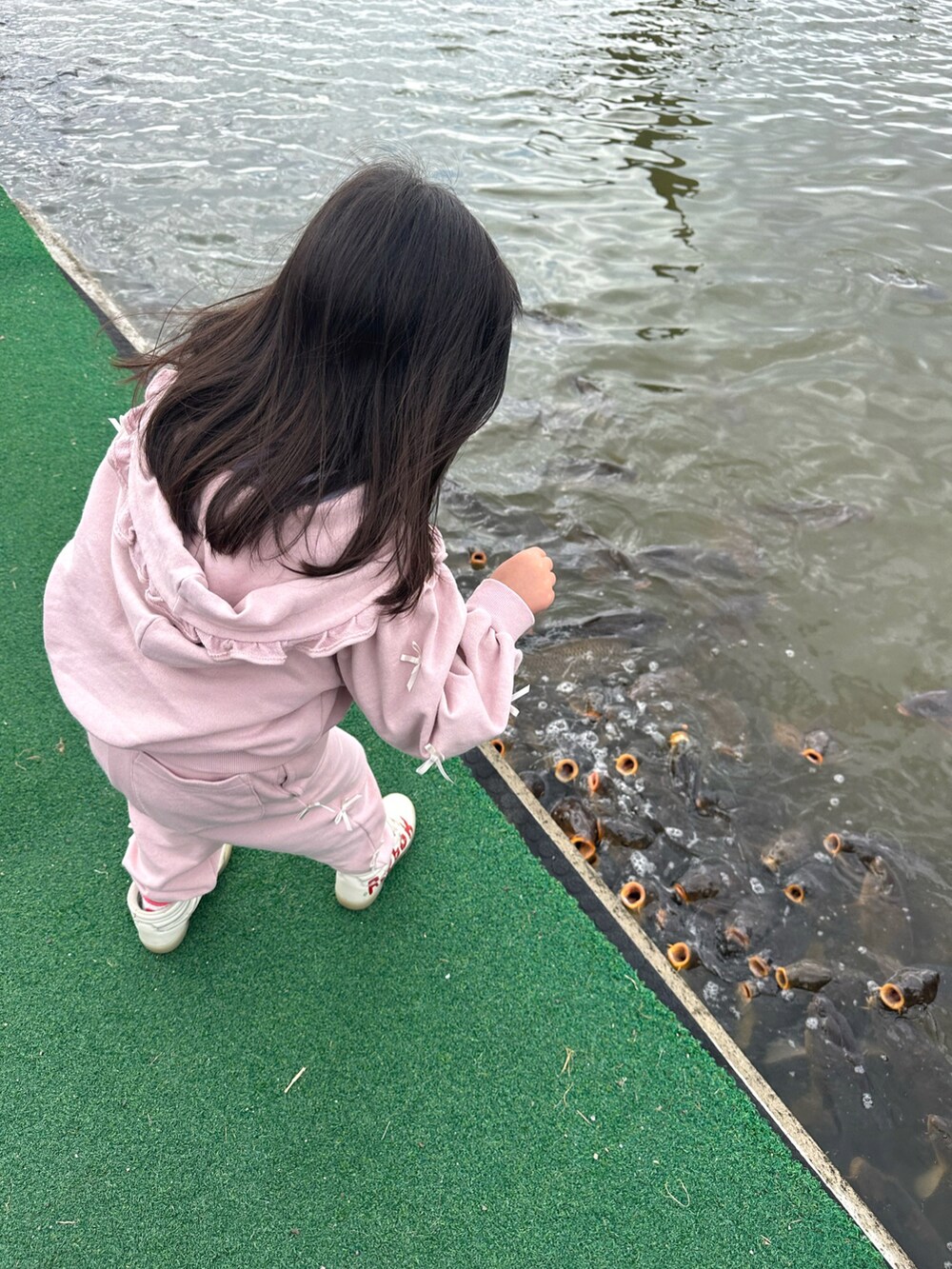 ピンク系のパーカー、ピンク系のその他パンツ、レッド系のスニーカーを着用したキッズの春コーディネートの4枚目の写真