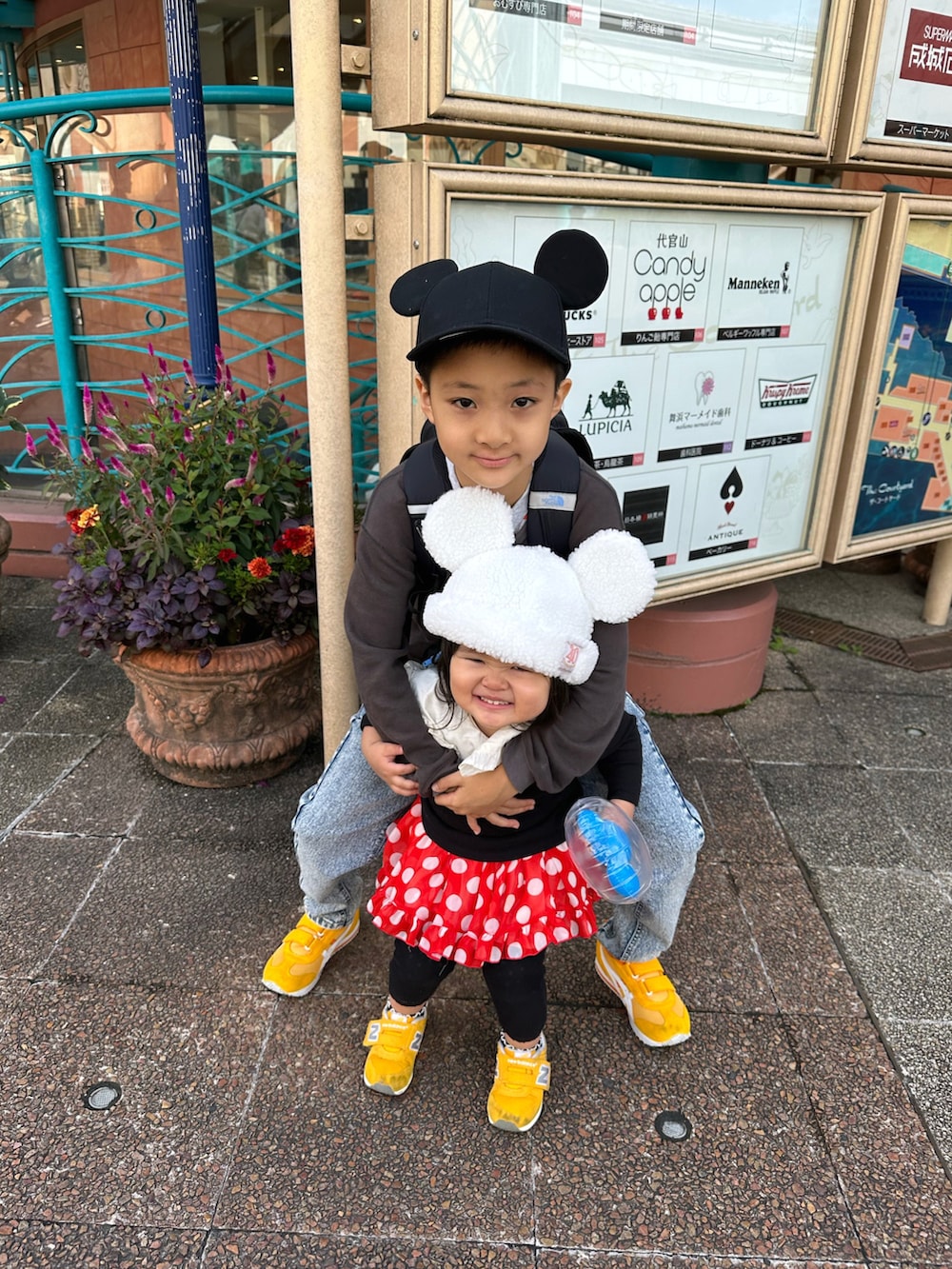 ブラック系のその他トップス、ホワイト系のTシャツ/カットソー、レッド系のスカートを着用したキッズの秋コーディネートの5枚目の写真