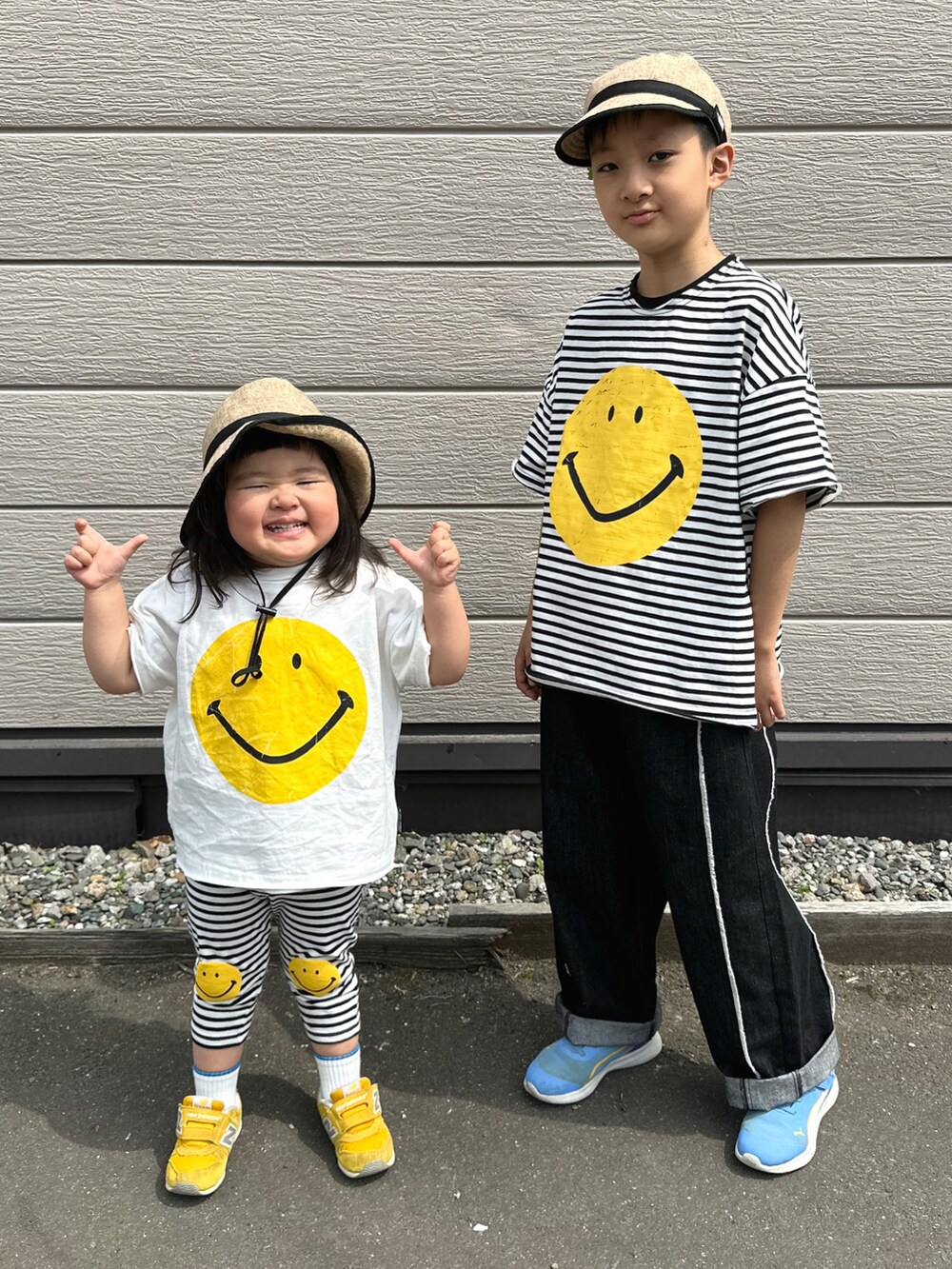 ブルー系のスニーカー、イエロー系のスニーカー、ブラック系のTシャツ/カットソーを着用したキッズの秋コーディネートの2枚目の写真