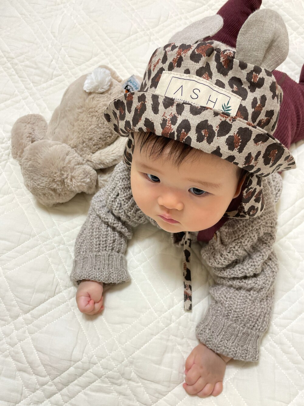 ベージュ系のニット/セーター、ブラウン系のハット、ブラウン系のレギンス/スパッツを着用したキッズの冬コーディネートの4枚目の写真