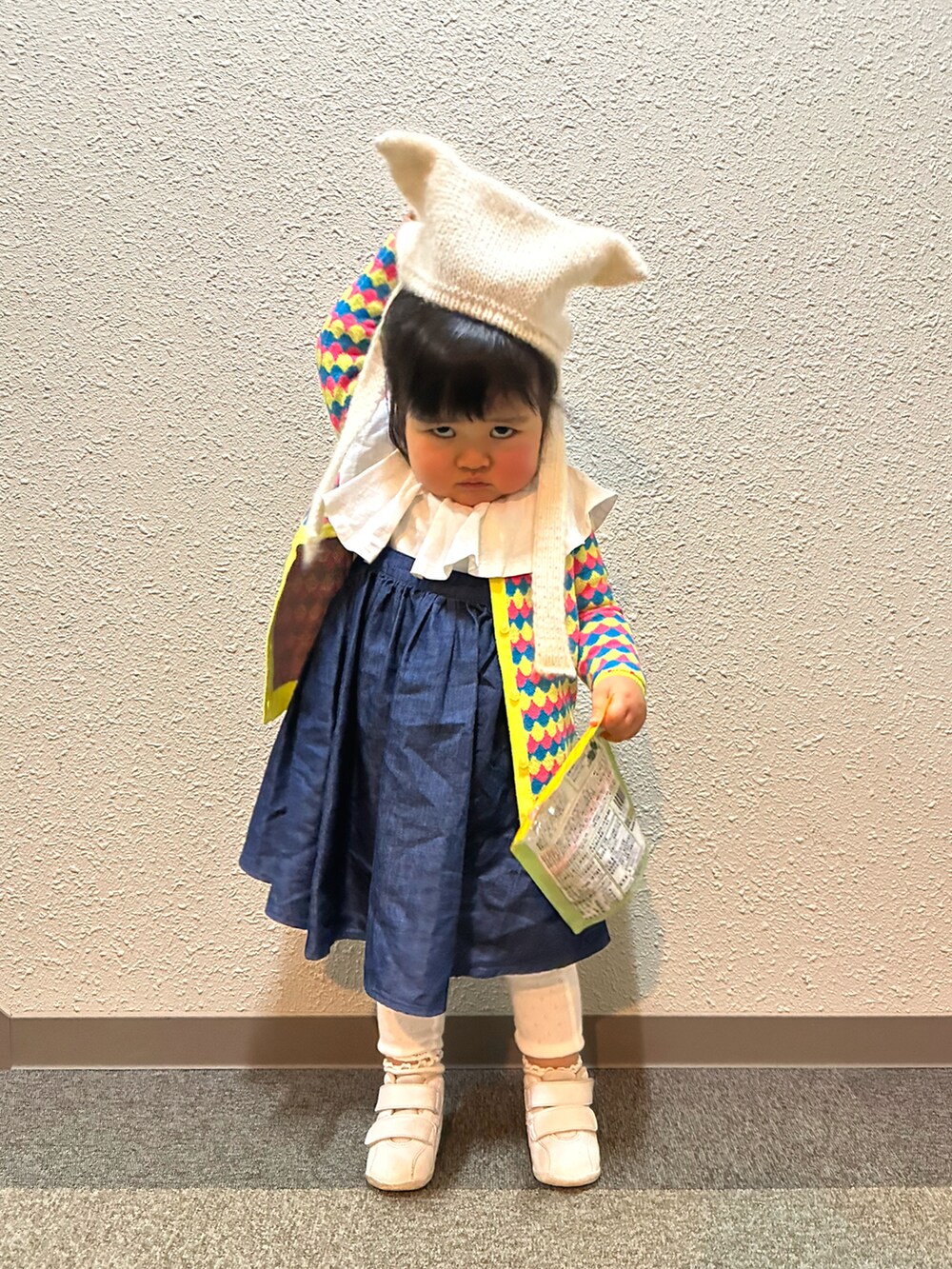 ブルー系のワンピース、ホワイト系のTシャツ/カットソー、ブルー系のカーディガン/ボレロを着用したキッズの春コーディネートの4枚目の写真