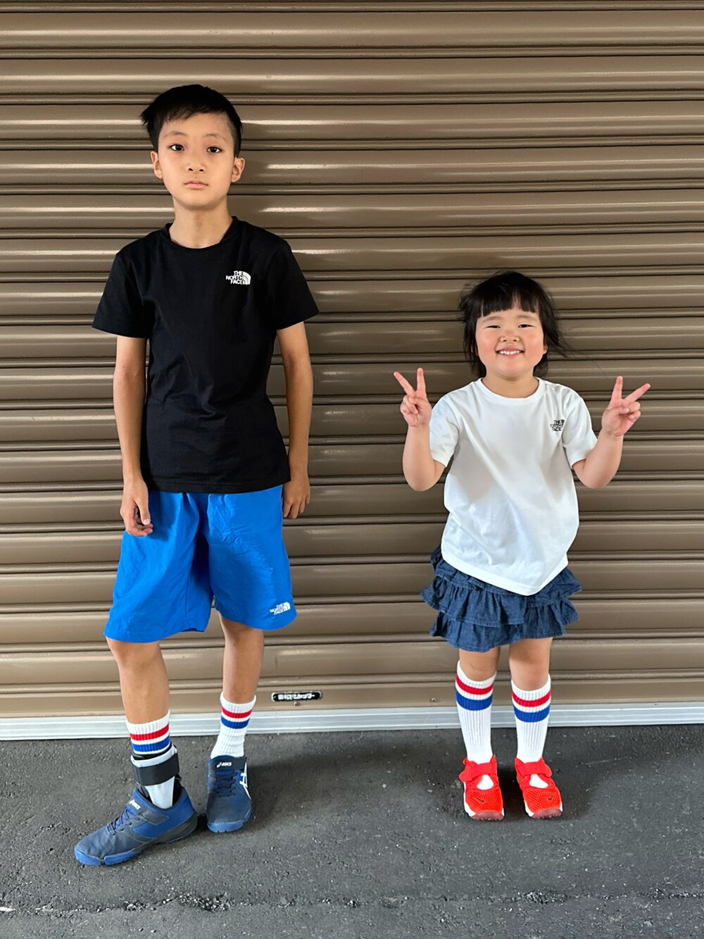 ブルー系のその他パンツ、ブラック系のTシャツ/カットソー、ホワイト系のTシャツ/カットソーを着用したキッズの夏コーディネートの3枚目の写真