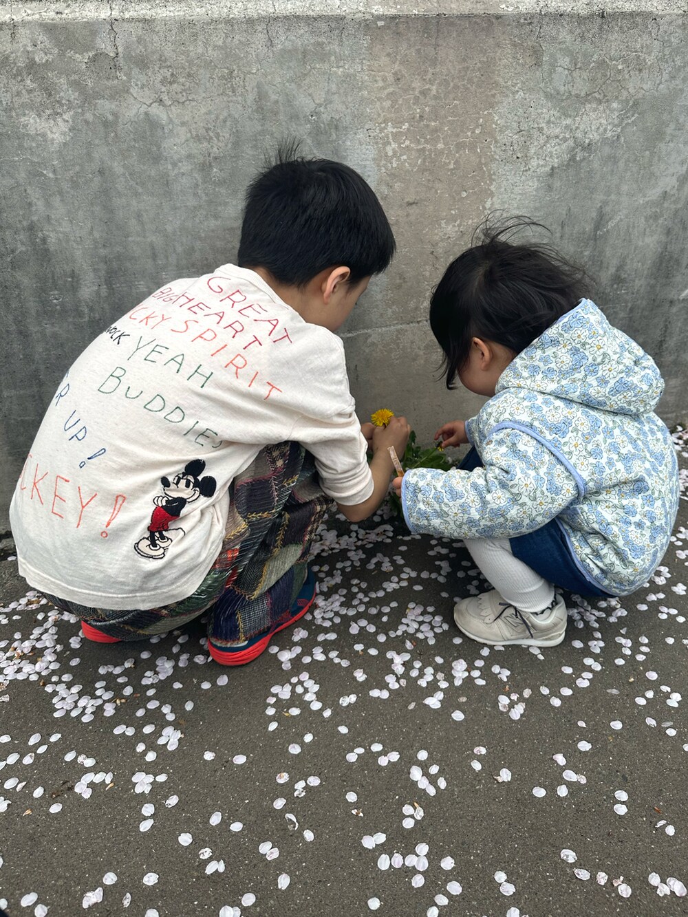 ピンク系のTシャツ/カットソー、ブルー系のワンピース、ホワイト系のスニーカーを着用したキッズの春コーディネートの5枚目の写真