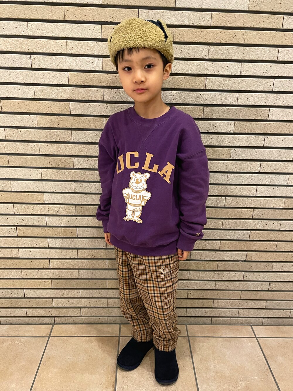 パープル系のスウェット、ブルー系のその他パンツ、ブルー系のブーツを着用したキッズの冬コーディネートの2枚目の写真