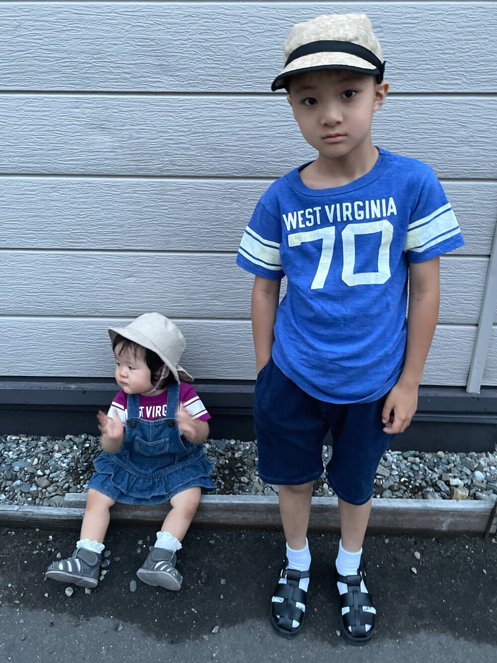 ブルー系のTシャツ/カットソー、ブルー系のデニムパンツ、ブラック系のサンダルを着用したキッズの夏コーディネートの5枚目の写真