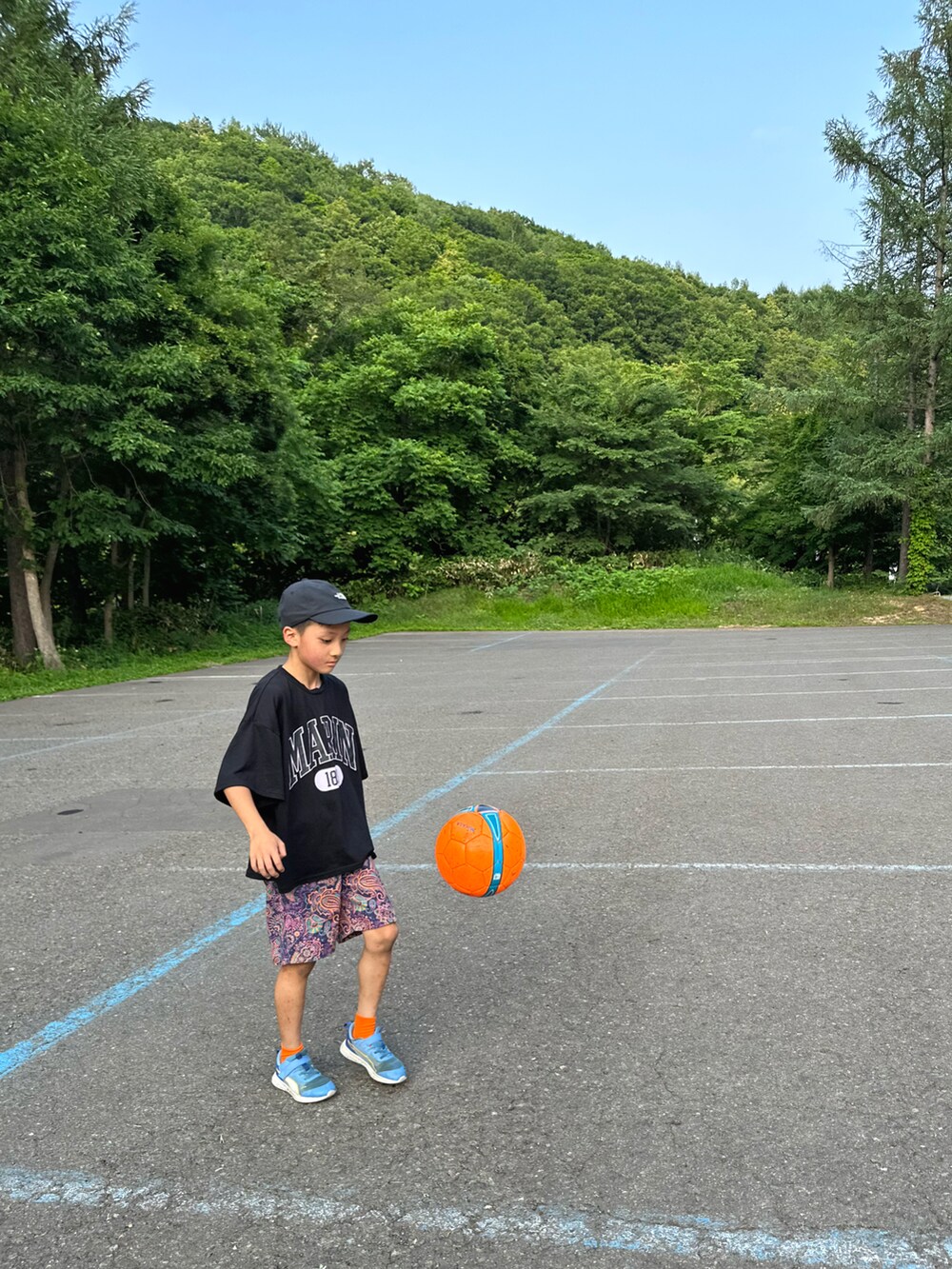 ブラック系のTシャツ/カットソー、パープル系のその他パンツ、ブルー系のスニーカーを着用したキッズの夏コーディネートの4枚目の写真
