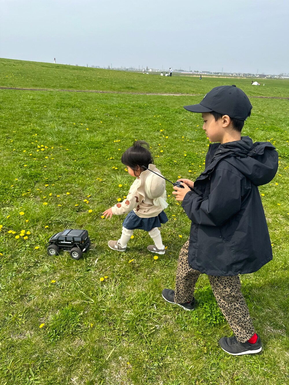 ホワイト系のスウェット、ブラウン系のスニーカー、ピンク系のブルゾンを着用したキッズの夏コーディネートの4枚目の写真