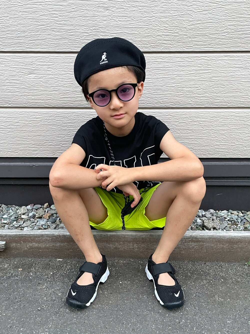 ブラック系のタンクトップ、イエロー系のその他パンツ、ブラック系のスニーカーを着用したキッズの夏コーディネートの2枚目の写真